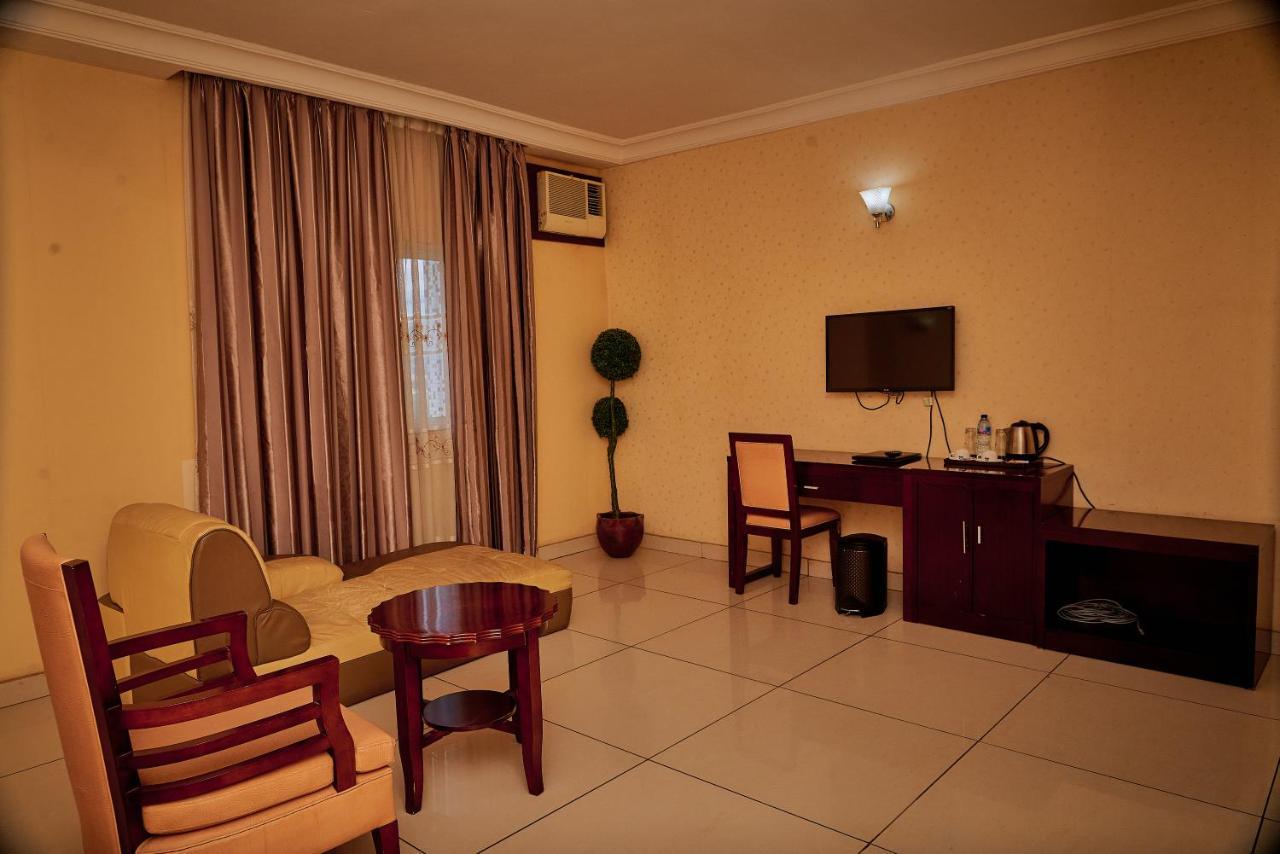 Barcelona Hotels, Abuja Mobushipe Екстериор снимка