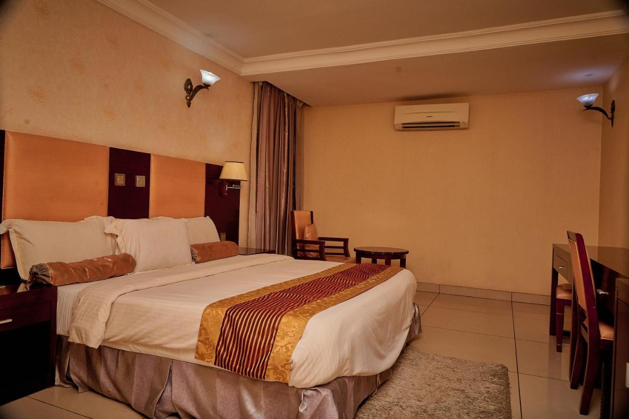 Barcelona Hotels, Abuja Mobushipe Екстериор снимка