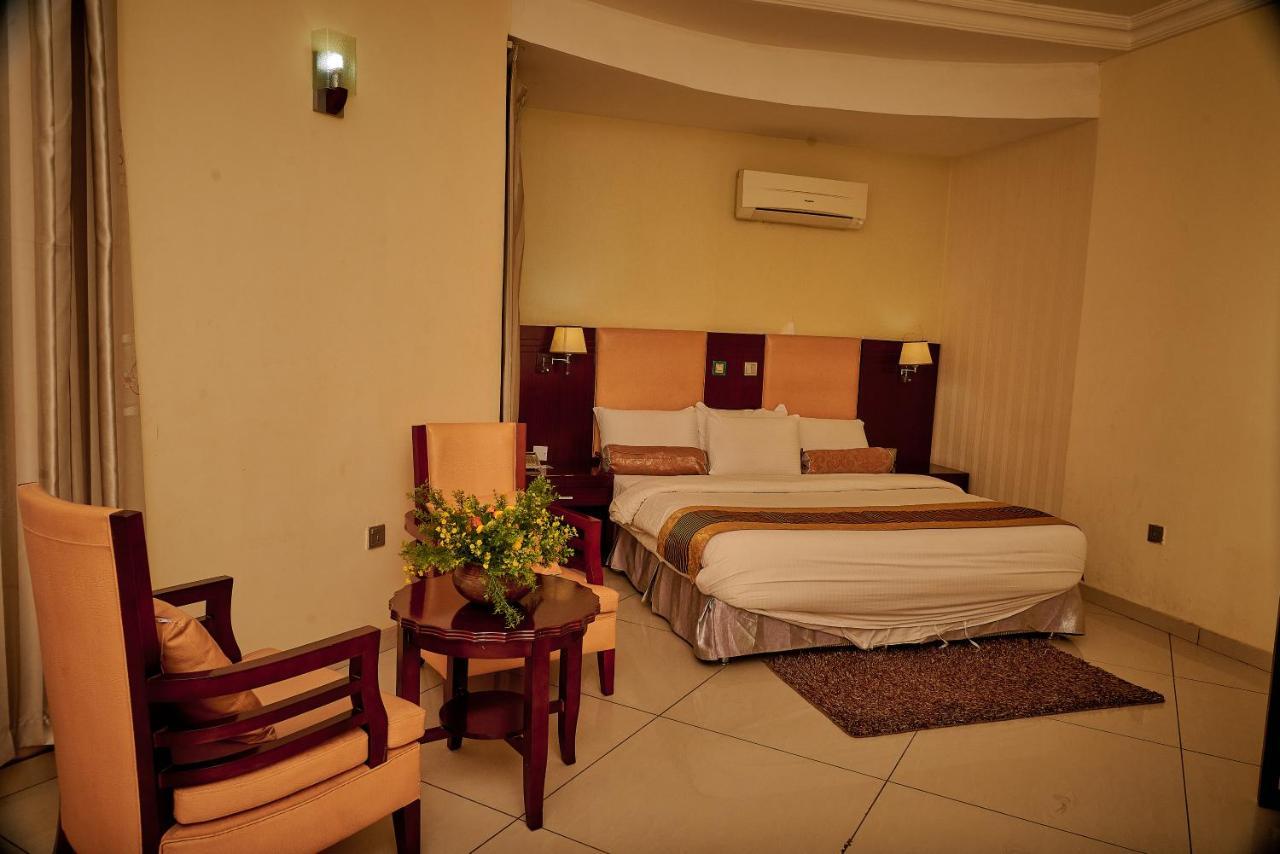 Barcelona Hotels, Abuja Mobushipe Екстериор снимка