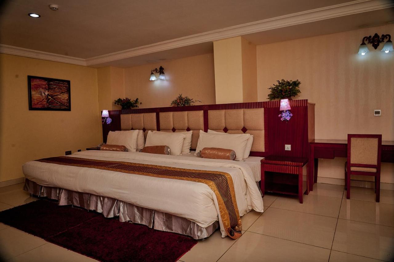 Barcelona Hotels, Abuja Mobushipe Екстериор снимка