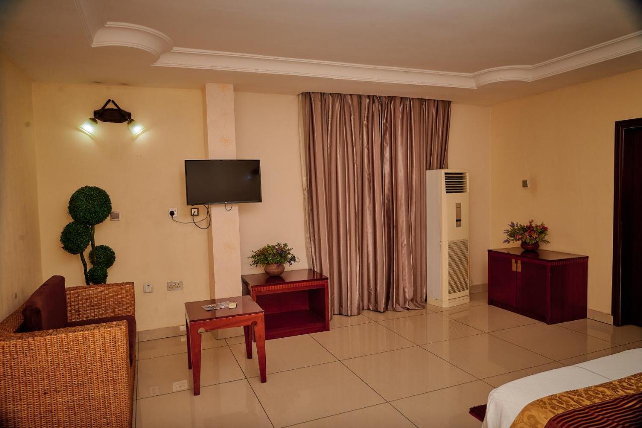 Barcelona Hotels, Abuja Mobushipe Екстериор снимка