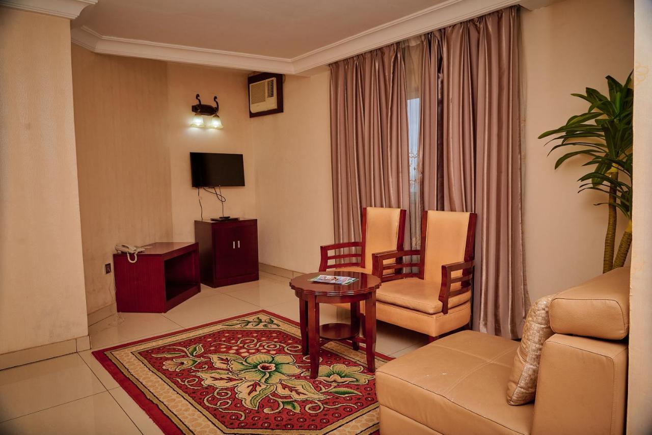 Barcelona Hotels, Abuja Mobushipe Екстериор снимка