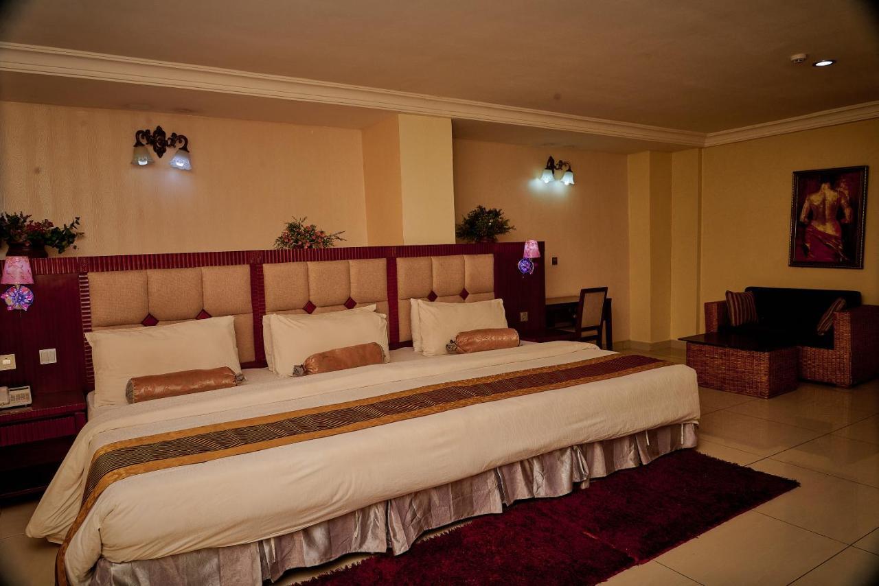 Barcelona Hotels, Abuja Mobushipe Екстериор снимка