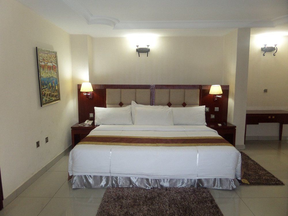Barcelona Hotels, Abuja Mobushipe Екстериор снимка