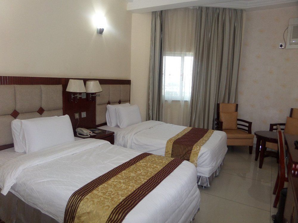 Barcelona Hotels, Abuja Mobushipe Екстериор снимка