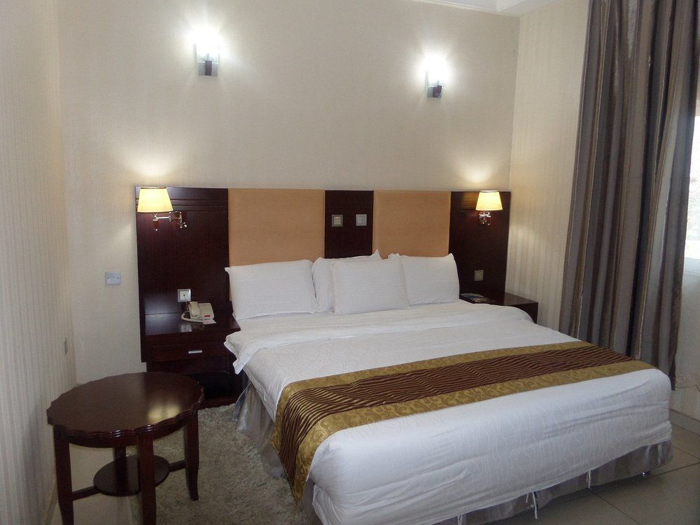 Barcelona Hotels, Abuja Mobushipe Екстериор снимка