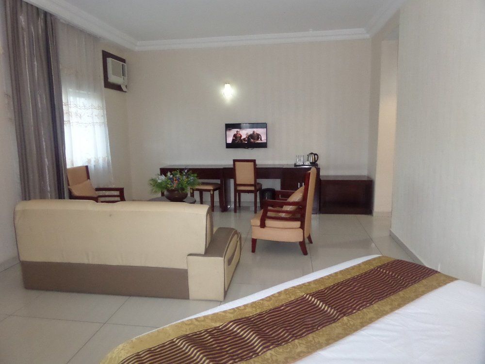 Barcelona Hotels, Abuja Mobushipe Екстериор снимка
