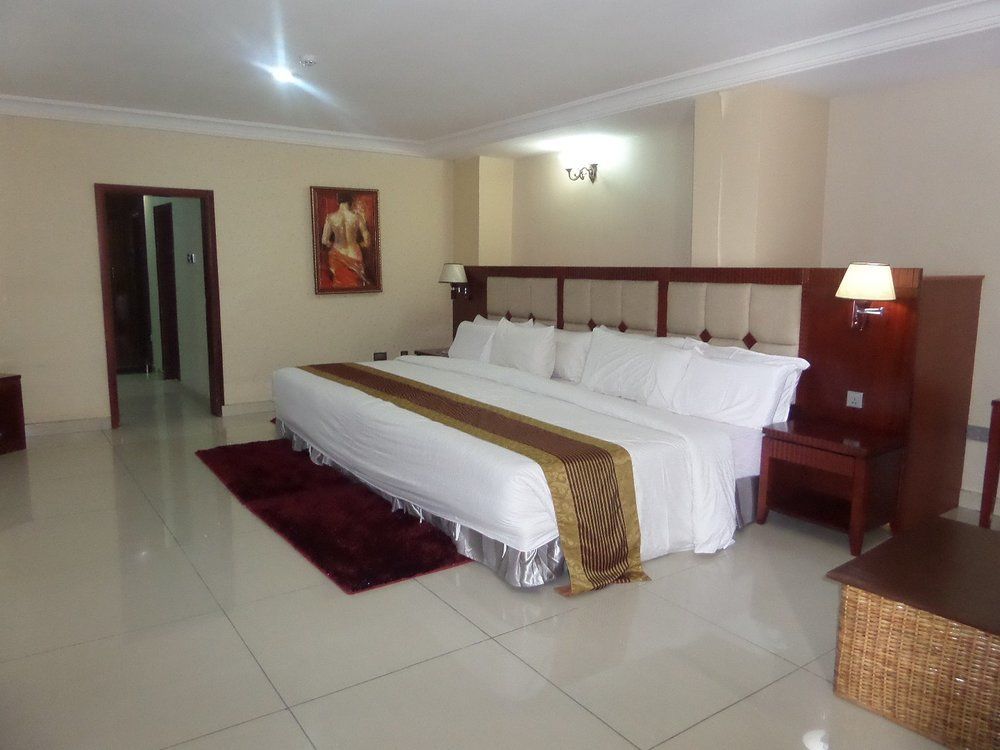 Barcelona Hotels, Abuja Mobushipe Екстериор снимка