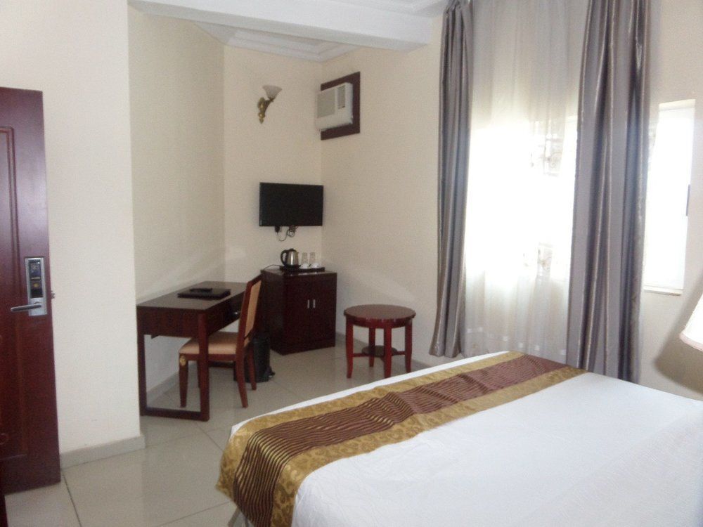 Barcelona Hotels, Abuja Mobushipe Екстериор снимка