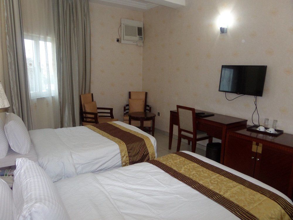 Barcelona Hotels, Abuja Mobushipe Екстериор снимка